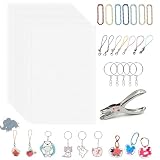 3. Además de las hojas, este kit incluye una gran variedad de accesorios, como llaveros de metal, clips y cadenas, que te permiten crear llaveros, colgantes y otros adornos de manera sencilla y divertida; estos accesorios se adaptan perfectamente a las figuras hechas con el plástico, lo que asegura que cada creación sea duradera y esté lista para usarse como un regalo único o como accesorio personal.