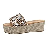 Pantoletten für Damen haben in den letzten Jahren eine Fashion-Revolution erlebt und sind mittlerweile weit mehr als nur praktische Schuhe. Geschlossen, mit Absatz oder aus Leder gehören sie zu den Must-Haves in jedem Schrank. In Schwarz und Weiß sind sie eine wunderbare, schlichte Ergänzung zum Outfit und eignen sich sowohl für den heimischen Garten als auch zum Flanieren in der Freizeit. Besonders schön sehen sie zu Jeansshorts und Bluse aus.