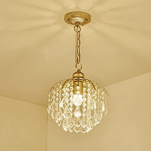Plafonnier cristal design pour illuminer un couloir sombre chic