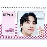 ジョングク グッズ 卓上 カレンダー (写真集 ピンク 卓上カレンダー) 2026~2027年 (2年分) + ステッカーセット K-POP