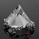 Die Form einer Pyramide mit einer kleineren Pyramidenform im Inneren zeigt feine Handwerkskunst