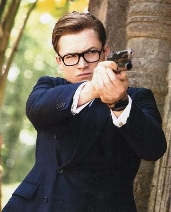 Amazon ブロマイド写真 タロン エガートン キングスマン ゴールデン サークル 銃を構えるエグジー ノーブランド品 アイドル 芸能人グッズ 通販