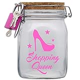 Personalisierung Du hast eigene Ideen und möchtest deine eigene individuelle Spardose? Kein Problem - Schreib uns gerne eine Nachricht mit deinen Vorstellungen. Bei der Schrift- und Farbauswahl werden dir hierbei kaum Grenzen gesetzt. Unser Designer Team sendet dir anschließend drei Vorschläge zu, aus dem du dir das passende heraus suchen kannst.