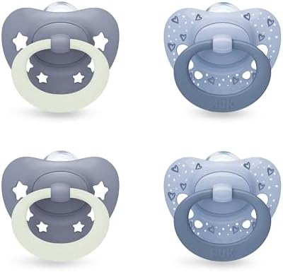 NUK First Choice Classic Day & Night Baby Schnuller | 0-6 Monate | Orthodontische Schnuller, die im Dunkeln leuchten | 95% Akzeptanz bei Babys** | Blau | 4 Stück