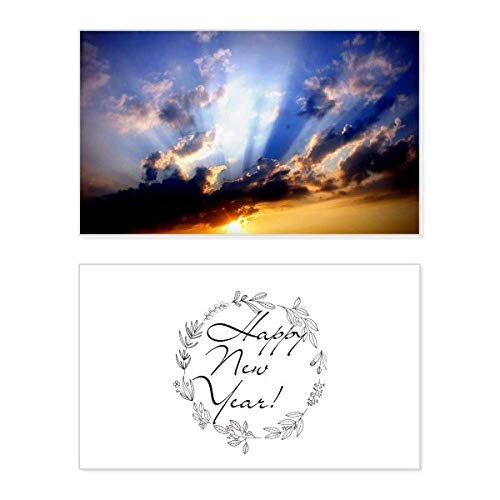 Tarjeta de Año Nuevo con nubes celestes en naranja y azul para felicitar en familia