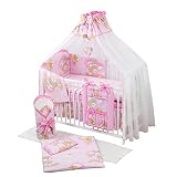 El juego incluye: 1 unidad. Funda nórdica. 2. Funda de almohada 3. Protector de cuna. 4. Edredón. 5. Almohada. 6. Sábana bajera ajustable. 7. Mosquitera de gasa. 8. Soporte para mosquitera. 9. Lazo decorativo. 10. Dos corazones decorativos. 11. Faldón de cama. 12. Bolsa. 13. Cuna para bebé. 14. Funda de almohada de repuesto. 15. Funda de edredón para cochecito. 16. Funda de almohada para cochecito. 17. Saco nórdico para cochecito. 18. Almohada para cochecito.