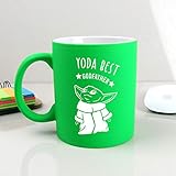 Notre tasse à café est gravée avec « Yoda Best Godfather », deux illustrations étoiles et un joli bébé Yoda.