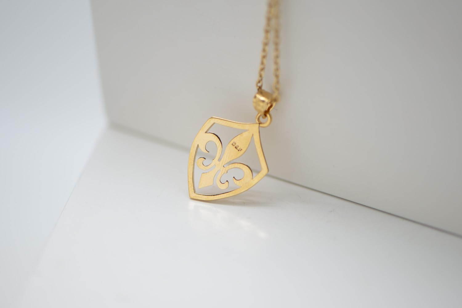 Pendentif en plaqué or 3 microns 18 carats - Fleur de lys (14 mm x 21 mm)
