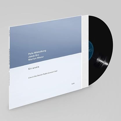 Strands por Palle Mikkelborg/Jakob Bro/Marilyn Mazur, capa do álbum