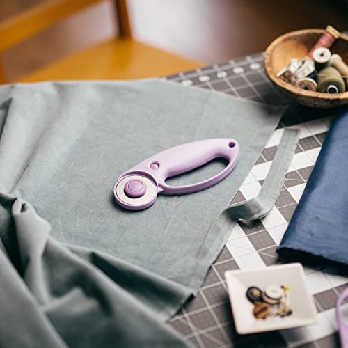 Miniatura 9 de Fiskars Cúter Rotatorio, Cuchilla Giratoria Con Mango De Bucle, Para Diestros Y Zurdos, 45 Mm, Ultra Lilac Violeta , 1066464