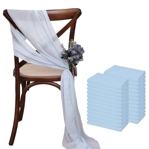 Nœuds pour chaises en mousseline bleu ciel créant une allée de cérémonie de mariage magique
