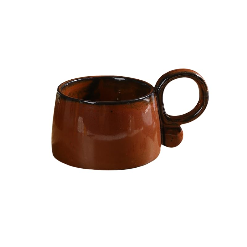 Taza de café de cerámica con cuchara mezcladora