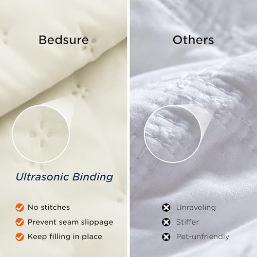 Image of Bedsure Quilts Queen Size - Cream Bedspread Queen Size & Lightweight Comforter, Modern Cottage Coverlet with Clover Pattern, Ultra Soft All-Season Bedding, 90 x 96 Inches