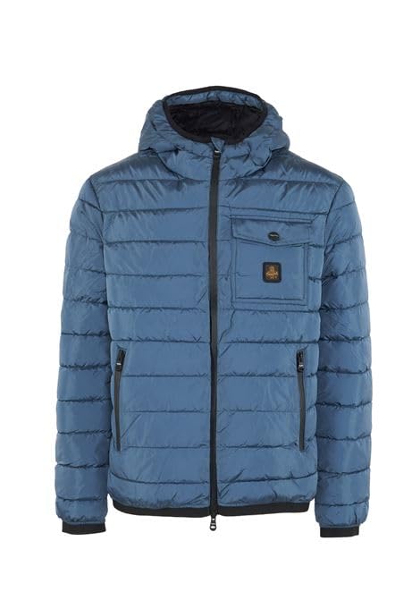 Piumino invernale da Uomo unico e ricercato Must-have per affrontare al meglio la stagione invernale Estremamente comodo e pratico, è imbottito in 100% piuma 90-10 che rende il capo caldo e piacevole da indossare. L'esterno è composto in un nylon prezioso ed il capo è dettagliato in ogni particolare.Molla su polsini e sul fondo.