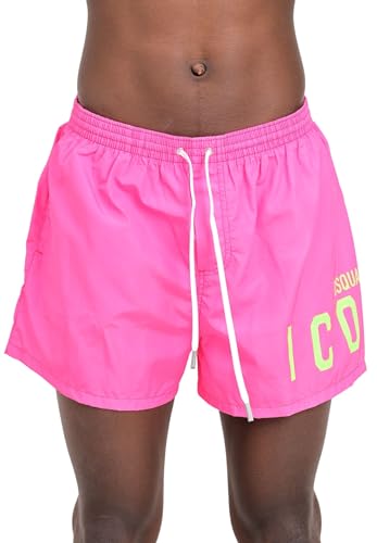 DSQUARED2 Shorts mare rosa fluo da uomo con stampa logo verde fluo. Vita con coulisse elasticizzata con cordini bianchi. Lunghezza sopra il ginocchio. Fodera slip interna. Tasca laterale. Il modello è alto 187 cm e indossa una taglia 48. Si consiglia un lavaggio a mano. Collezione primavera estate