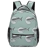 Dieser Rucksack hat ein Doppelreißverschluss-Hauptfach, eine Reißverschluss-Fronttasche und zwei Netz-Seitentaschen.