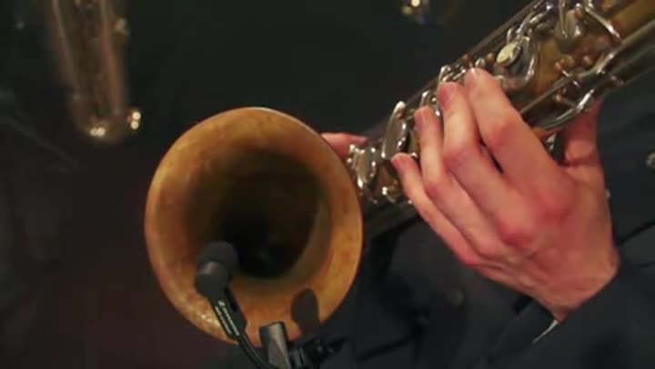 Sennheiser-E825-S-Handheld-Cardiod-Dynamic-Microphone-with-OnOff-Switch-ideal-for-vocal-and-instrument-miking-and-club-PA