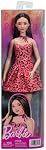 Barbie Fashionistas Poupée #246 avec Cheveux Noirs, Tenue Thématique Léopard | Vêtue d'une Robe Sans Manches à Imprimé Léopard Rose avec Accessoires comme un Collier à Nœud et des Bottes