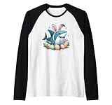 Lindo tiburón de Pascua en disfraz de conejo en medio de coloridos huevos de Pascua Camiseta Manga Raglan