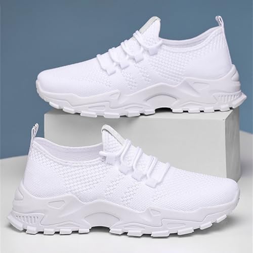 Baskets décontractées blanches contre les pieds échauffés en été