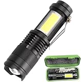 🌠 IDEAL PARA EMERGENCIAS Y AVENTURAS: Úsala durante noches oscuras en casa o en el exterior, perfecto para acampar o pescar. Su modo flash también funciona como autodefensa y señal de socorro en situaciones límite. Comparte su potencia y versatilidad con la familia durante senderismo, camping o emergencias.