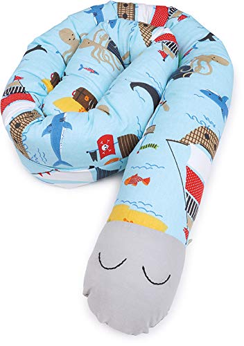 Priebes Clausi die kleine Bettschlange | Länge ca. 130 cm | Nestchen fürs Babybett | Lagerungskissen | Seitenschläferkissen | allergiker geeignet | Bezug 100% Baumwolle, Design:Piraten