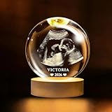 Cadeau personnalisé unique pour maman et grand-mère : cette boule de cristal photo 3D est un cadeau sincère et unique en son genre conçu spécifiquement pour les femmes les plus importantes de votre vie. Personnalisez-le avec votre photo préférée (portrait de famille, photo de bébé, photo de couple, etc. ), qui sera gravé dans un effet 3D vif à l'intérieur du cristal, préservant les précieux souvenirs pour toujours. Parfait pour la fête des mères, un anniversaire ou toute occasion spéciale pour exprimer votre amour.