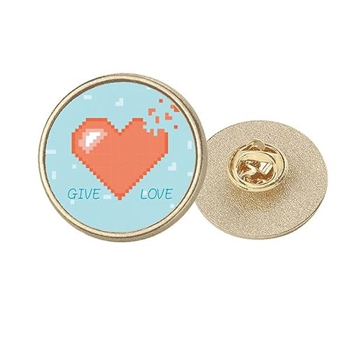 Broche ronde Give Love Pixel en métal doré : sublimer un manteau noir lors d'une sortie en ville