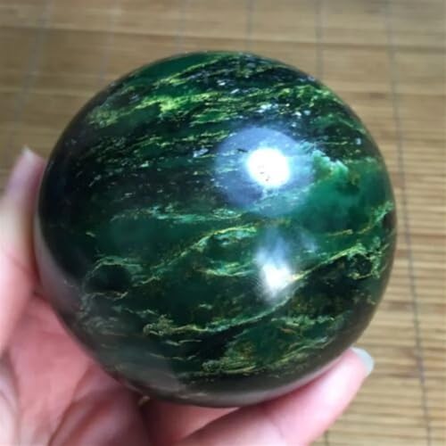 Boule de cristal de quartz émeraude 6cm pour décoration et divination