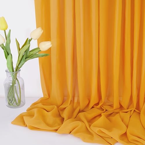 Rideaux en mousseline jaune moutarde pour habiller un grand plafond