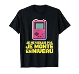 Ce design coloré au style pixel art vintage est parfait pour tous les passionnés de jeux vidéo et les fans de consoles portables rétro. Une illustration originale pour ceux qui passent leurs journées à explorer des mondes virtuels et à débloquer des succès