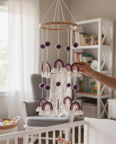 Mobile décoratif enfant en pompons violets et arcs blancs avec son cerceau en bois