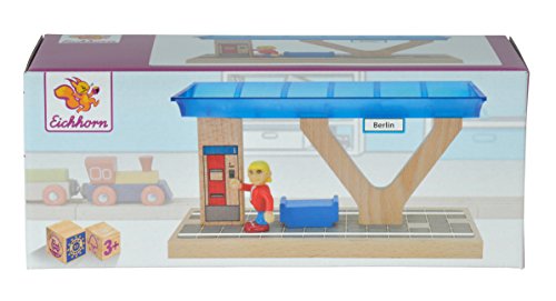 Eichhorn 100001505 - Bahnsteig 8x20x10cm, mit Hinweistafel, Sitzbank, Figur FSC 100% Zertifiziertes Buchenholz – Bild 5
