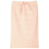 Les rayures ajoutent de l'élégance à la jupe pour enfant