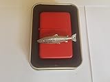 Créé par prideindetails Emblème F32 Saumon Atlantic sur un briquet à essence rouge coupe-vent rechargeable