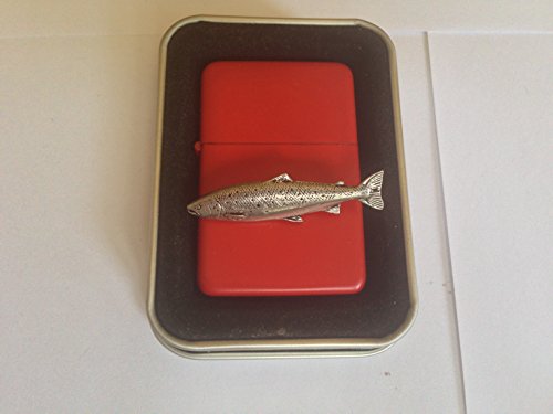 Emblème F32 Saumon Atlantic sur un briquet à essence rouge coupe-vent rechargeable