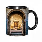 Matériau de qualité supérieure : Ce mug est fabriqué en céramique durable, avec un revêtement lisse et homogène pour une prise en main agréable. Le fond poli et l’anse courbée sont conçus avec soin, offrant à la fois un confort tactile et une finition raffinée.