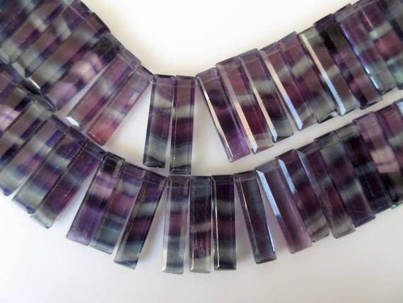 Fluorite briolette à perçage latéral et taille facettée step cut de 27-29mm