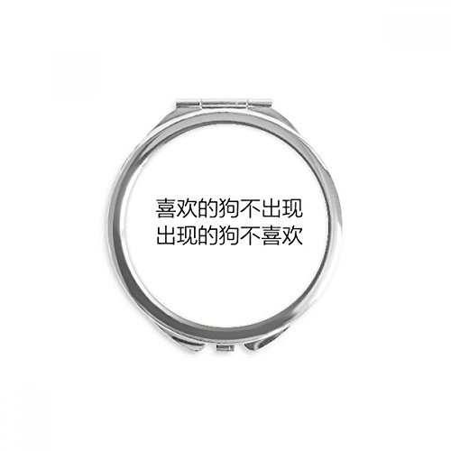 Miroir de poche à la main pour retouches maquillage en voyage motif citation chinoise