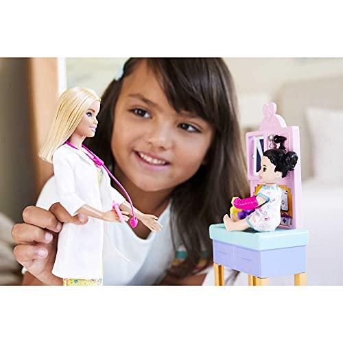 Barbie You Can Be Anything Series, Doktor, Puppe mit blonden Haaren, Baby schwarzen Zöpfen, Röntgengerät, Armgips, Arztkittel, Accessoires, Geschenk für Kinder ab 3 Jahren – Bild 3