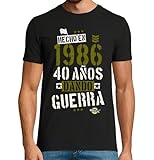 CAMISETA 40 AÑOS HOMBRE: Una camiseta graciosa para regalar a hombres que cumplen 40 años. Escoge una de nuestras camisetas originales de 40 cumpleaños para hacer un regalo gracioso y original a tu padre, novio, marido o amigo cincuentón en su día especial.