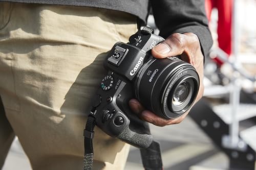 Usuario sosteniendo una cámara Canon EOS R con el objetivo RF 50mm F1.8 STM