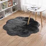 🍓【Matériau Haut de Gamme Privilégié】Nos tapis de salon à poils longs sont fabriqués en microfibre. Surface en fausse fourrure moelleuse, qui conserve son aspect hirsute pendant longtemps et ne perd pas ses poils. Le toucher doux protège les orteils du froid et des sols durs et offre à vos pieds un confort exceptionnel. Veuillez noter que vous devez garder le dessous du tapis sec, car l'eau sous le tapis peut provoquer un glissement.