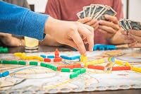 Asmodee, Zug um Zug – Europa, Days of Wonder, Grundspiel, Familienspiel, Brettspiel, 2-5 Spieler, ab 8+ Jahren, 30-60 Minuten, Deutsch – Ansicht 4