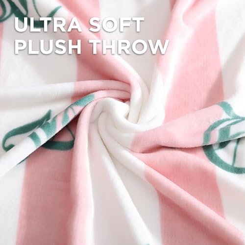 Juicy Couture Cabana Plüsch-Überwurfdecke, 127 x 178 cm, luxuriöse Mikrofaser-Plüschdecke für ultimativen Komfort und gemütliche Wärme – Ansicht 3