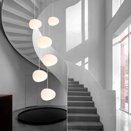 Lumière pendentive de cailloux blancs pour illuminer votre grand salon et escalier de villa