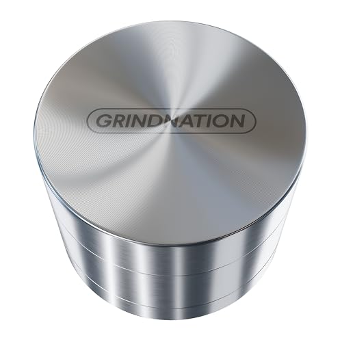 GRINDNATION Edelstahl Grinder Premium | 50mm | 4-teilig | herausnehmbares Sieb | präzise und langlebig verarbeitet | Set mit Pinsel und Schaber (⌀ 50mm)