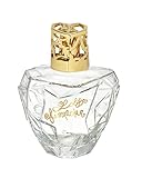 Ein Premium-Geschenkset mit einer Lampe als exakte Replik des Kult gewordenen apfelförmigen Lolita Lempicka-Parfumflakons in einer modernisierten Interpretation in Transparent. Der köstliche und limitierte Duft der Premium-Kollektion ist eine subtile Mischung aus Süßholzaromen und Herznoten von Kirsche, Veilchen und Labdanum, die die Besonderheit dieser berauschenden Kreation ausmachen, eine Einladung zu einer imaginären und magischen Reise.