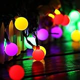 Cadena de luces de 60 LED de 10 m: esta cadena de luces solares se compone de 60 pequeñas bombillas LED en forma de bola, aprox. 10 m. Esta cadena de luces solares para exteriores se ilumina en la noche y proporciona una atmósfera encantadora en tu jardín, balcón, terraza, césped, porche, etc. Es ideal para fiestas, bodas, ceremonias, exposiciones, celebraciones y otras ocasiones.