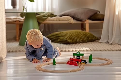 BRIO 33028 Bahn Acht Set Classic Line - Zwei Schienenkreise mit Frachtzug, Holzbahnhof und Holzbrücke - Geeignet für Kinder ab 2 Jahren